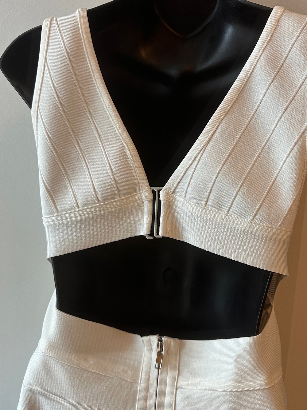 Herve Leger Elegant White V-Neck Sleeveless Dress - Picture 6 of 8